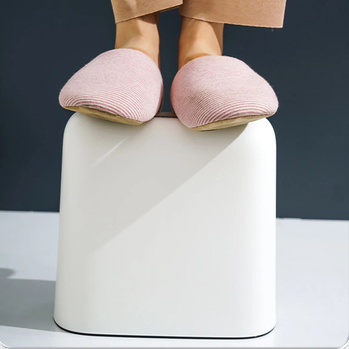 Poubelle étroite à anneau de pression