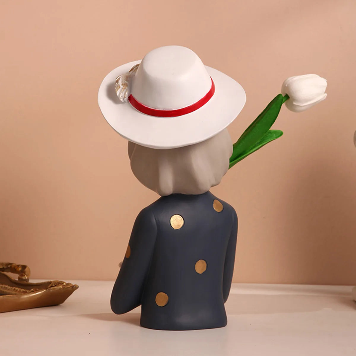 Statue moderne de fille en résine