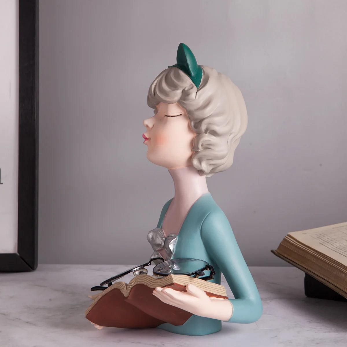 Statue moderne de fille en résine